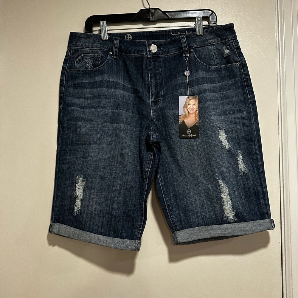 NWT Hot for Hollywood Classic Denim boyfriend Knee Grazer Stretch Shorts. Sz: 14